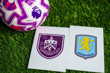LONDON, UNITED KINGDOM, FEBRUARY 23, 2026: Burnley - Aston Villa Premier Ligi maçı, yemyeşil sahada resmi maç topu, fotokopi alanı olan duvar kağıdı.
