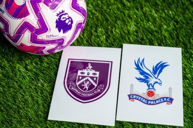 LONDRA, BİRLİK KINGDOM, 23 Şubat 2026: Burnley vs. Crystal Palace Premier Lig maçı, yeşil çimlerde resmi futbol topu, düzenleme alanı olan duvar kağıdı.