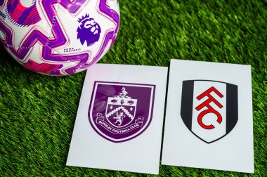 LONDON, UNITED KINGDOM, FEBRUARY 23, 2026: Burnley, Fulham İngiliz Premier Ligi karşılaşması, takım logoları ve yeşil çimlerde futbol topu
