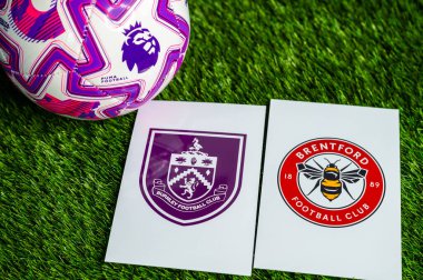 LONDON, UNITED KINGDOM, FEBRUARY 23, 2026: Burnley-Brentford Premier Ligi maçı, yeşil çimlerde resmi futbol topu, düzenleme alanı olan duvar kağıdı.