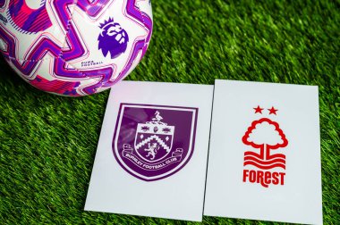 LONDON, UNITED KINGDOM, FEBRUARY 23, 2026: Burnley Nottingham Forest İngiltere Premier Ligi karşılaşması, takım logoları ve yeşil çimlerde futbol topu