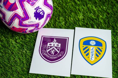 LONDON, UNITED KINGDOM, FEBRUARY 23, 2026: Burnley, Leeds Premier Ligi karşılaşması, takım logoları ve yeşil çimlerde futbol topu
