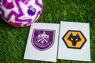 LONDON, UNITED KINGDOM, FEBRUARY 23, 2026: Burnley - Wolverhampton Wanderers Premier Ligi maçı, yemyeşil sahada resmi maç topu, fotokopi alanı olan duvar kağıdı.