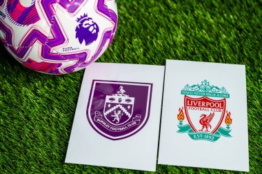 LONDON, UNITED KINGDOM, FEBRUARY 23, 2026: Burnley-Liverpool Premier Ligi maçı, yemyeşil sahada resmi maç topu, fotokopi alanı olan duvar kağıdı.