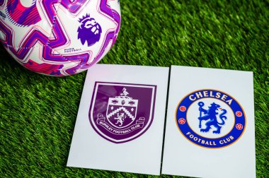 LONDON, UNITED KINGDOM, FEBRUARY 23, 2026: Burnley Chelsea Premier Ligi maçına karşı, yeşil çimlerde resmi futbol topu, düzenleme alanı olan duvar kağıdı.