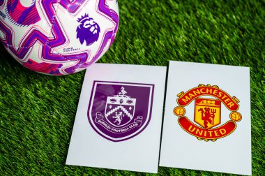 LONDON, UNITED KINGDOM, FEBRUARY 23, 2026: Burnley Manchester Premier Ligi futbol maçına karşı, yemyeşil sahada resmi maç topu, fotokopi alanı olan duvar kağıdı.