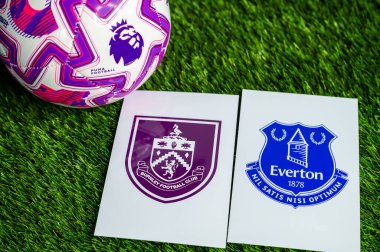 LONDON, UNITED KINGDOM, 23 Şubat 2026: Burnley Everton Derbisi Premier Ligi 'nde futbol maçına karşı. Kulüp logosu ve resmi futbol topu yeşil futbol çimlerinde.