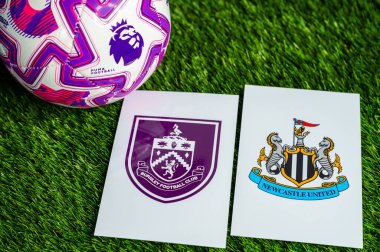 LONDON, UNITED KINGDOM, FEBRUARY 23, 2026: Burnley - Newcastle Birleşik İngiltere Premier Ligi çatışması, kulüp armaları ve taze yeşil çimen arka planında futbol topu.