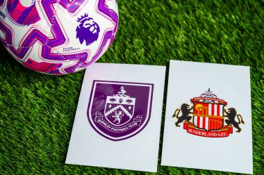 LONDON, UNITED KINGDOM, FEBRUARY 23, 2026: Burnley - Sunderland Premier Ligi maçı, resmi futbol topu yeşil çimlerde, düzenleme alanı olan duvar kağıdı.