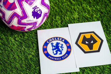 LONDON, UNITED KINGDOM, FEBRUARY 23, 2026: Chelsea - Wolverhampton Wanderers İngiliz Premier Ligi karşılaşması, takım logoları ve yeşil çimlerde futbol topu