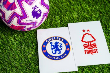 LONDON, UNITED KINGDOM, FEBRUARY 23, 2026: Chelsea - Nottingham Forest Premier Ligi maçı, yemyeşil sahada resmi maç topu, fotokopi alanı olan duvar kağıdı.
