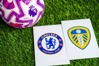 LONDON, UNITED KINGDOM, FEBRUARY 23, 2026: Chelsea-Leeds Premier Ligi futbol maçı, yemyeşil sahada resmi maç topu, fotokopi alanı olan duvar kağıdı.