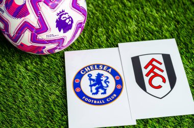LONDON, UNITED KINGDOM, FEBRUARY 23, 2026: Chelsea - Fulham İngiliz Premier Ligi çatışması, kulüp armaları ve taze yeşil çimen arka planda futbol topu.