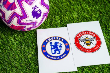 LONDON, UNITED KINGDOM, FEBRUARY 23, 2026: Chelsea-Brentford İngiliz Premier Ligi karşılaşması, takım logoları ve yeşil çimlerde futbol topu