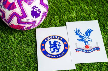 London, BİRLİK KINGDOM, 23 Şubat 2026: Chelsea 'ye karşı. Crystal Palace İngiliz Premier Ligi çatışması, kulüp armaları ve yeşil çimlerin üzerinde futbol topu.