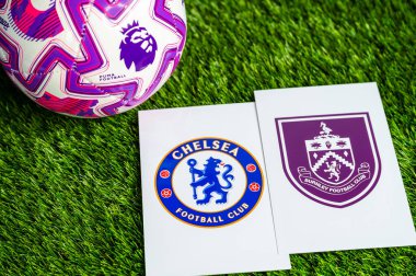 LONDON, UNITED KINGDOM, FEBRUARY 23, 2026: Chelsea-Burnley Premier Ligi maçı, yeşil çimlerde resmi futbol topu, düzenleme alanı olan duvar kağıdı.