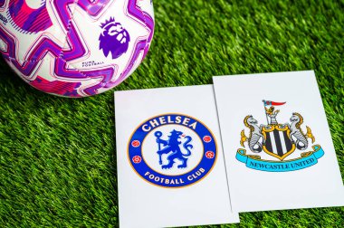 LONDON, UNITED KINGDOM, FEBRUARY 23, 2026: Chelsea - Newcastle United Premier League futbol maçı, yemyeşil sahada resmi maç topu, fotokopi alanı olan duvar kağıdı.