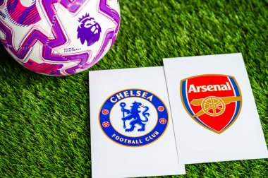 LONDON, UNITED KINGDOM, FEBRUARY 23, 2026: Chelsea - Arsenal Premier Ligi maçı, yeşil çimlerde resmi futbol topu, düzenleme alanı olan duvar kağıdı.