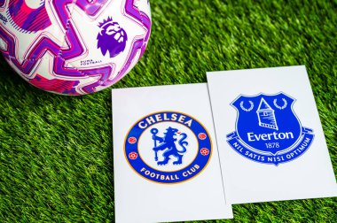 LONDON, UNITED KINGDOM, FEBRUARY 23, 2026: Chelsea, Everton Premier Ligi maçı, yeşil çimlerde resmi futbol topu, düzenleme alanı olan duvar kağıdı.