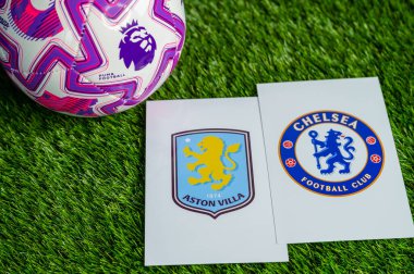 LONDON, UNITED KINGDOM, FEBRUARY 23, 2026: Aston Villa, Chelsea Premier Ligi karşılaşması, takım logoları ve yeşil çimlerde futbol topu