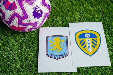 LONDON, UNITED KINGDOM, FEBRUARY 23, 2026: Aston Villa - Leeds Premier Ligi maçı, yemyeşil sahada resmi maç topu, fotokopi alanı olan duvar kağıdı.