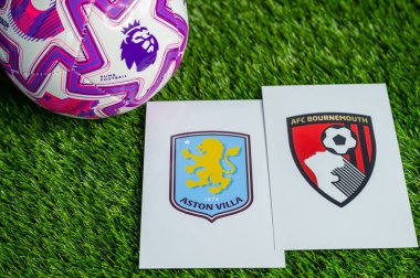 LONDON, UNITED KINGDOM, FEBRUARY 23, 2026: Aston Villa - AFC Bournemouth Premier Ligi maçı, yemyeşil sahada resmi maç topu, fotokopi alanı olan duvar kağıdı.