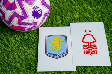 LONDON, UNITED KINGDOM, FEBRUARY 23, 2026: Aston Villa, Nottingham Forest Premier Ligi maçı, yeşil çimlerde resmi futbol topu, düzenleme alanı olan duvar kağıdı.