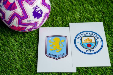 LONDON, UNITED KINGDOM, FEBRUARY 23, 2026: Aston Villa - Manchester Premier Ligi maçı, yeşil çimlerde resmi futbol topu, düzenleme alanı olan duvar kağıdı.