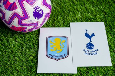 LONDON, UNITED KINGDOM, FEBRUARY 23, 2026: Aston Villa, Tottenham Hotspur Premier Ligi maçına karşı, yeşil çimlerde resmi futbol topu, düzenleme alanı olan duvar kağıdı.