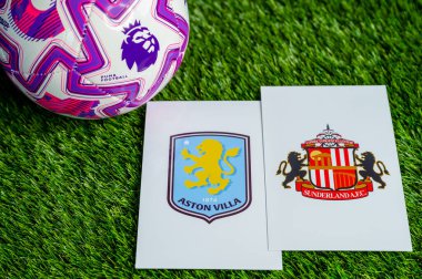 LONDON, UNITED KINGDOM, FEBRUARY 23, 2026: Aston Villa - Sunderland Premier Ligi maçı, yeşil çimlerde resmi futbol topu, düzenleme alanı olan duvar kağıdı.