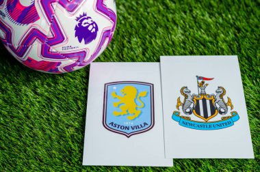 LONDON, UNITED KINGDOM, FEBRUARY 23, 2026: Aston Villa, Newcastle Birleşik İngiltere Premier Ligi karşılaşması, takım logoları ve yeşil çimlerde futbol topu