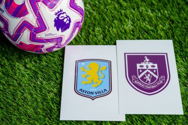 LONDON, UNITED KINGDOM, FEBRUARY 23, 2026: Aston Villa, Burnley İngiliz Premier Ligi karşılaşması, takım logoları ve yeşil çimlerde futbol topu