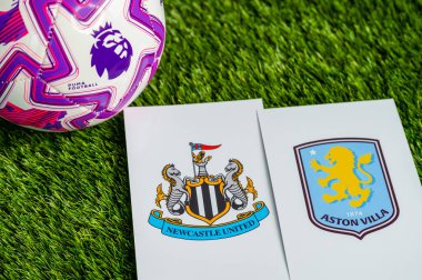 LONDON, UNITED KINGDOM, FEBRUARY 23, 2026: Newcastle United - Aston Villa İngiliz Premier Ligi karşılaşması, takım logoları ve yeşil çimlerde futbol topu