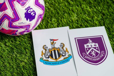 LONDON, UNITED KINGDOM, FEBRUARY 23, 2026: Newcastle United - Burnley Premier Ligi maçı, yeşil çimlerde resmi futbol topu, düzenleme alanı olan duvar kağıdı.