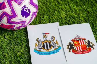 LONDON, UNITED KINGDOM, FEBRUARY 23, 2026: Newcastle United, Sunderland İngiltere Premier Ligi karşılaşması, takım logoları ve yeşil çimlerde futbol topu