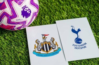 LONDON, UNITED KINGDOM, FEBRUARY 23, 2026: Newcastle United - Tottenham Hotspur Premier Ligi maçı, yeşil çimlerde resmi futbol topu, düzenleme alanı olan duvar kağıdı.