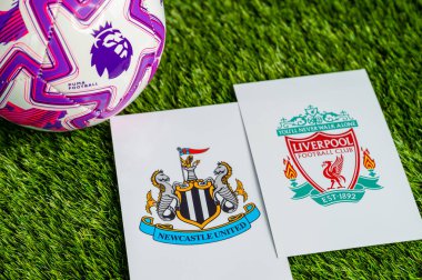 LONDON, UNITED KINGDOM, FEBRUARY 23, 2026: Newcastle United, Liverpool İngiltere Premier Ligi karşılaşması, takım logoları ve yeşil çimlerde futbol topu