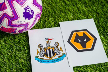 LONDON, UNITED KINGDOM, FEBRUARY 23, 2026: Newcastle United - Wolverhampton Wanderers Premier Ligi maçı, yemyeşil sahada resmi maç topu, fotokopi alanı olan duvar kağıdı.
