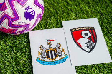 LONDON, UNITED KINGDOM, FEBRUARY 23, 2026: Newcastle United - AFC Bournemouth Premier Ligi maçı, yeşil çimlerde resmi futbol topu, düzenleme alanı olan duvar kağıdı.