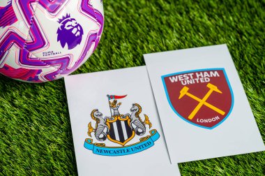 LONDON, UNITED KINGDOM, FEBRUARY 23, 2026: Newcastle United - West Ham United Premier Ligi maçı, yemyeşil sahada resmi maç topu, fotokopi alanı olan duvar kağıdı.