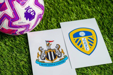 LONDON, UNITED KINGDOM, FEBRUARY 23, 2026: Newcastle United - Leeds İngiltere Premier Ligi çatışması, kulüp armaları ve taze yeşil çimen arka planda futbol topu.