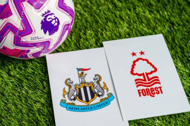 LONDON, UNITED KINGDOM, FEBRUARY 23, 2026: Newcastle United Nottingham Forest Premier Ligi futbol maçına karşı, yemyeşil sahada resmi maç topu, fotokopi alanı olan duvar kağıdı.