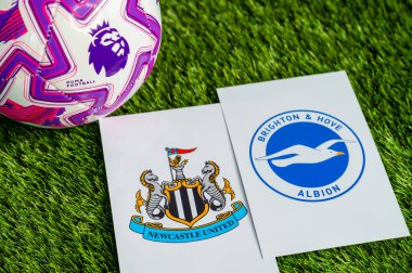 LONDON, UNITED KINGDOM, FEBRUARY 23, 2026: Newcastle United - Brighton & Hove Albion Premier Ligi maçı, yeşil çimlerde resmi futbol topu, düzenleme alanı olan duvar kağıdı.