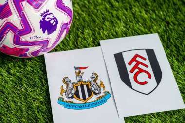 LONDON, UNITED KINGDOM, FEBRUARY 23, 2026: Newcastle United Fulham Premier Ligi futbol maçına karşı, yemyeşil sahada resmi maç topu, fotokopi alanı olan duvar kağıdı.