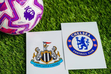 LONDON, UNITED KINGDOM, FEBRUARY 23, 2026: Newcastle United Chelsea Premier Ligi karşılaşması, yeşil çimlerde resmi futbol topu, düzenleme alanı olan duvar kağıdı.