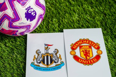 LONDON, UNITED KINGDOM, FEBRUARY 23, 2026: Newcastle United-Manchester Premier Ligi futbol maçı, yemyeşil sahada resmi maç topu, fotokopi alanı olan duvar kağıdı.
