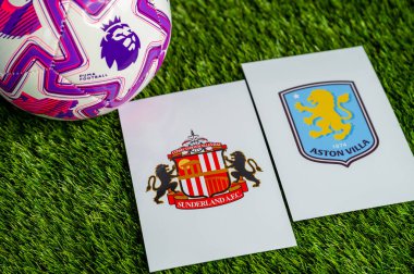 LONDON, UNITED KINGDOM, FEBRUARY 23, 2026: Sunderland vs. Aston Villa İngiliz Premier Ligi karşılaşması, takım logoları ve yeşil çimlerde futbol topu