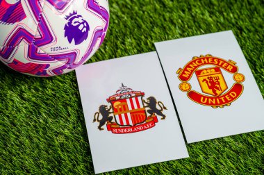 LONDON, UNITED KINGDOM, FEBRUARY 23, 2026: Sunderland-Manchester Premier Ligi maçı, takım logoları ve yeşil çimlerde futbol topu