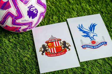 Londra, BİRLİK KINGDOM, 23 Şubat 2026 Sunderland 'a karşı. Crystal Palace İngiliz Premier Ligi eşleşmesi, takım logoları ve yeşil çimlerde futbol topu
