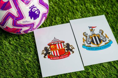LONDON, UNITED KINGDOM, FEBRUARY 23, 2026: Sunderland - Newcastle United Premier League maçı, yeşil çimlerde resmi futbol topu, düzenleme alanı olan duvar kağıdı.